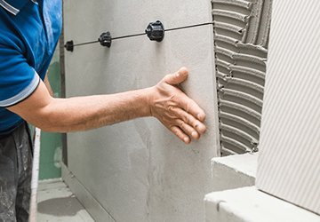 Comment poser un carrelage mural avec projection d'eau dans un couche ou baignoire ?